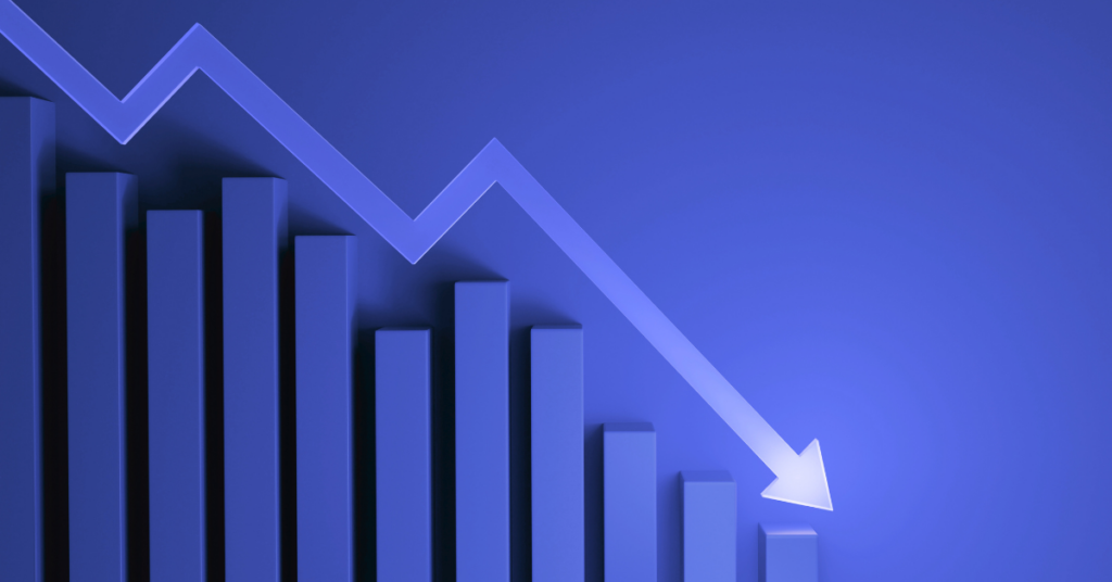 A bar graph in blue tones showing a downward trend, with a white arrow pointing downwards—symbolizing the decline in organic reach on digital platforms.