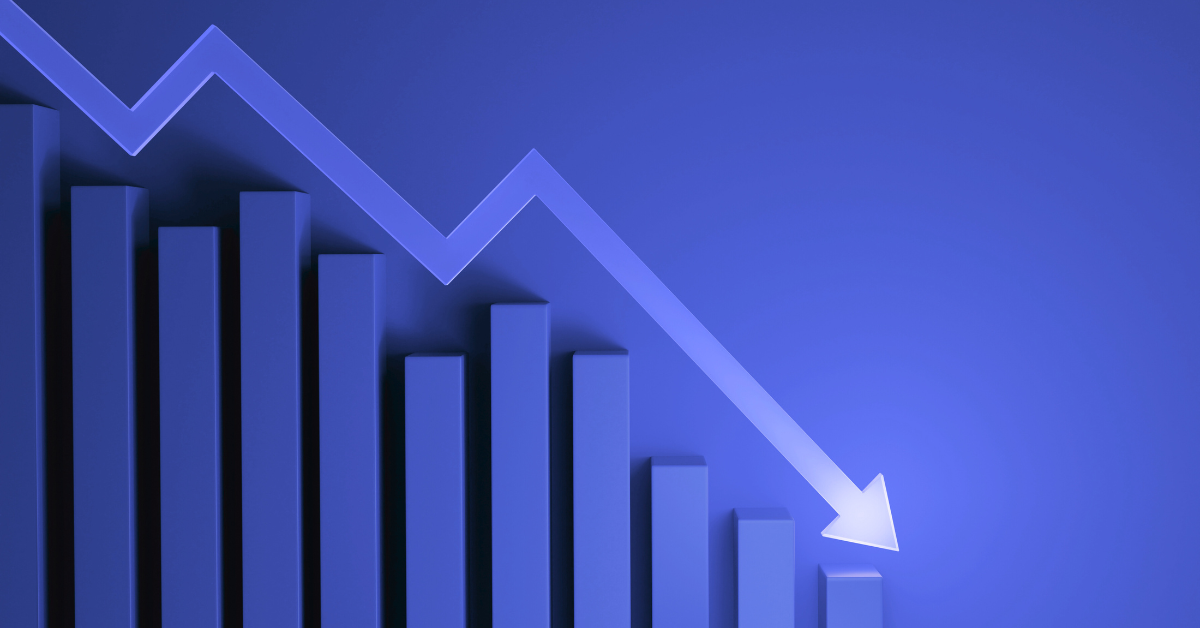 A bar graph in blue tones showing a downward trend, with a white arrow pointing downwards—symbolizing the decline in organic reach on digital platforms.
